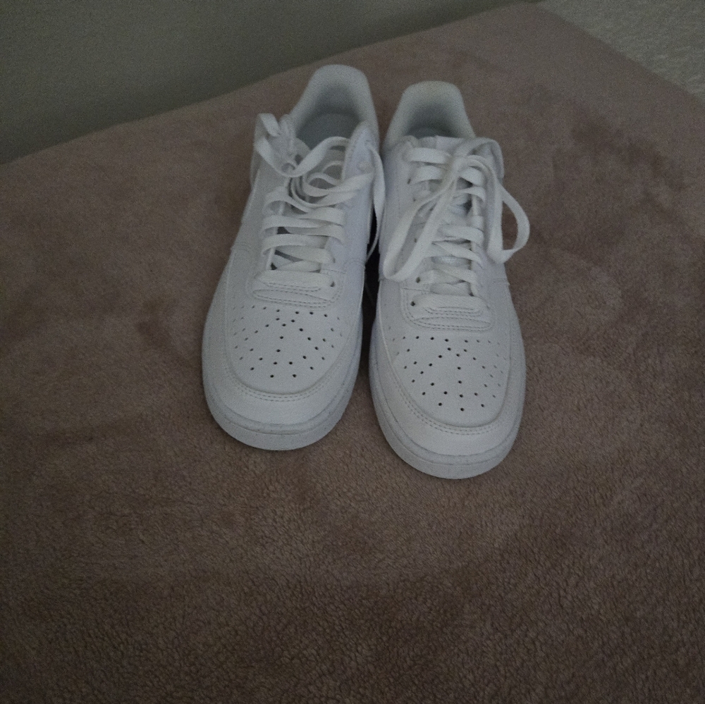 Womens nike shoes (kind of looks like airforce 1 but their not)